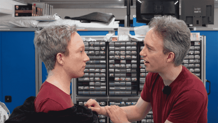 YouTuber Tom Scott se retrouve face à face avec son robot sosie