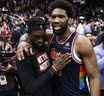 Joel Embiid # 21 des 76ers de Philadelphie et Pascal Siakam # 43 des Raptors de Toronto s'embrassent après la victoire 132-97 des 76ers dans le sixième match du premier tour de la Conférence de l'Est à la Scotiabank Arena le 28 avril 2022 à Toronto.