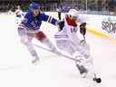 Nick Suzuki des Canadiens porte la rondelle devant Frank Vatrano des Rangers de New York au Madison Square Garden le 27 avril 2022 à New York.