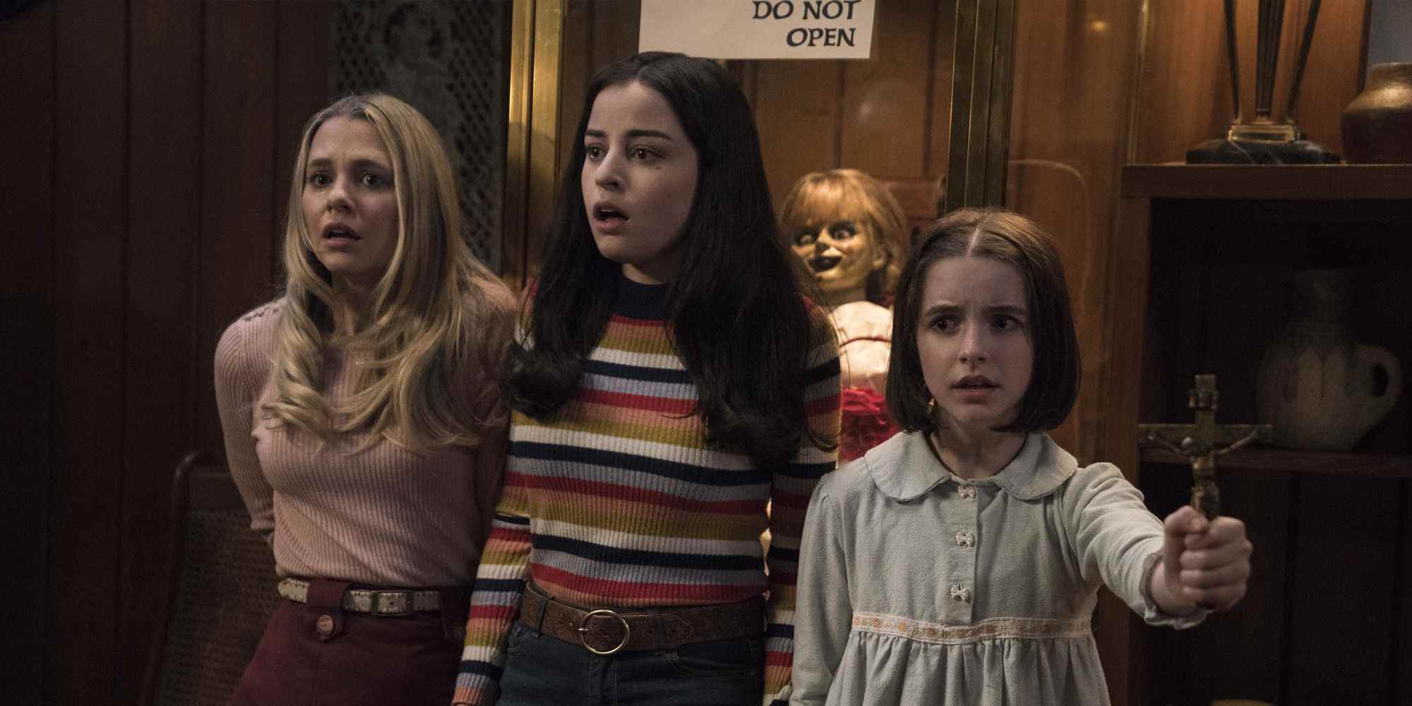 Madison Iseman, Katie Sarife et McKenna Grace dans Annabelle rentre à la maison