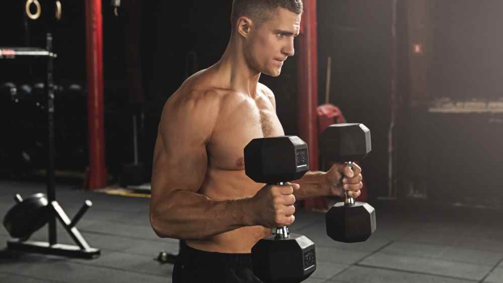 photo d'un homme faisant un curl marteau