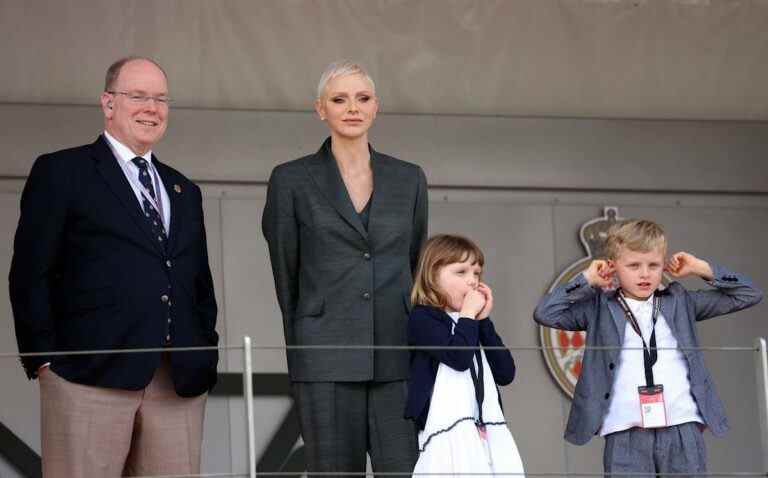 La princesse Charlene de Monaco fait sa première apparition publique après des batailles pour la santé