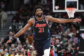 Le centre des 76ers Joel Embiid réagit après avoir marqué un panier contre les Raptors de Toronto en seconde période lors du sixième match du premier tour des séries éliminatoires de la NBA 2022 à la Scotiabank Arena.