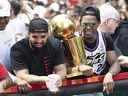 Drake, à gauche, avec l'ancien garde des Raptors de Toronto Kyle Lowry lors du défilé du championnat des Raptors de Toronto le 17 juin 2019.  