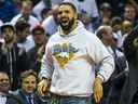 Drake porte un sweat à capuche Breaker High alors qu'il encourage les Raptors de Toronto lors des séries éliminatoires contre les 76ers de Philadelphie à la Scotiabank Arena de Toronto le mardi 7 mai 2019. Ernest Doroszuk / Toronto Sun