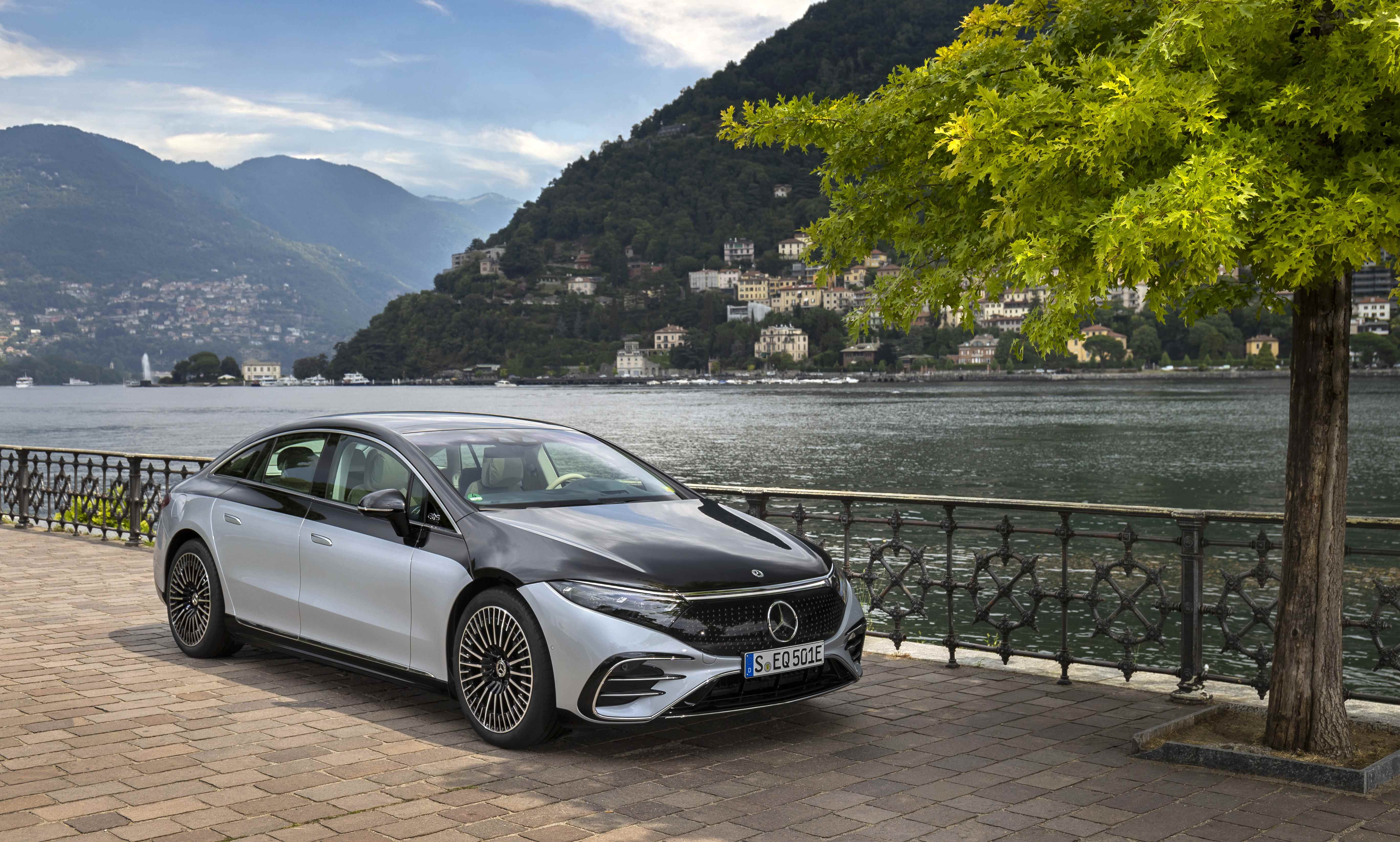 mercedes eqs garée à côté d'un lac