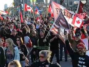 Vendredi, les participants de « Rolling Thunder Ottawa » défilent le long de la rue Wellington près du Monument commémoratif de guerre du Canada.