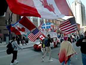 Participants à « Rolling Thunder » sur la rue Rideau vendredi.