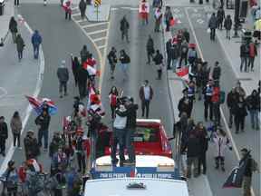 Les participants de « Rolling Thunder » se bousculent sur la rue Rideau le vendredi soir.