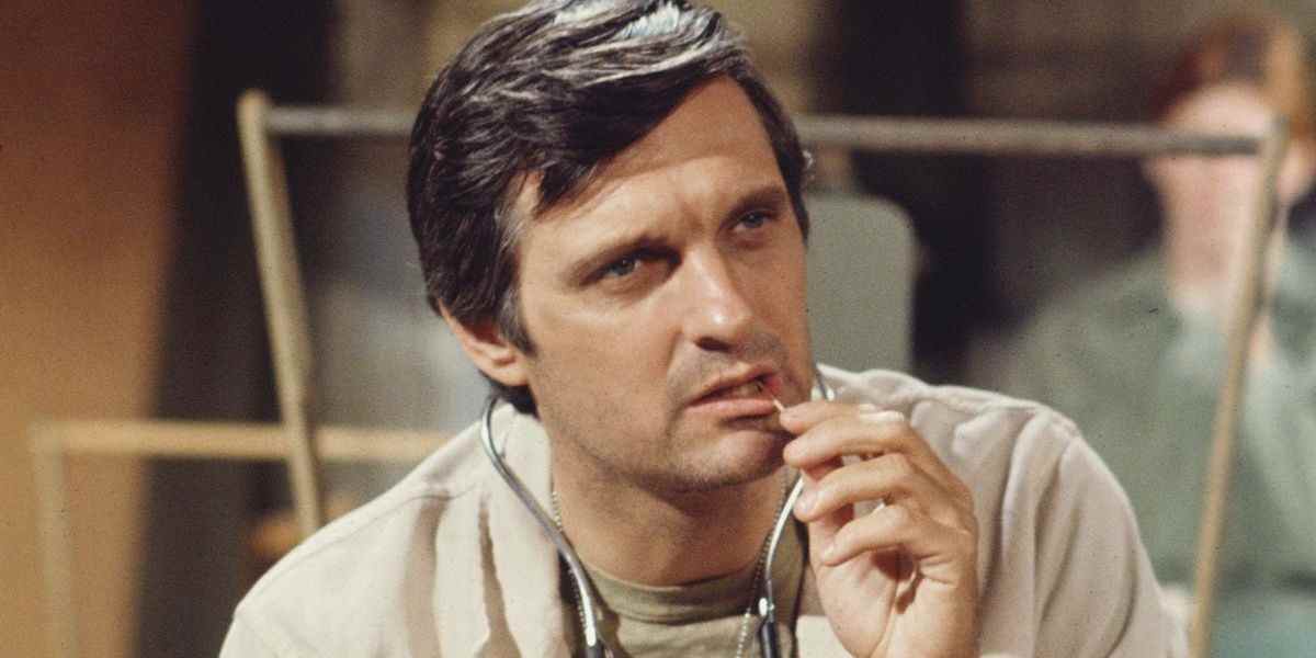 MASH Alan Alda Hawkeye Pierce recadrée