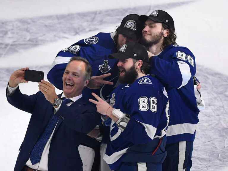 TRAIKOS : L’entraîneur du Lightning embrasse le battage médiatique qui accompagne le fait de jouer avec les Maple Leafs