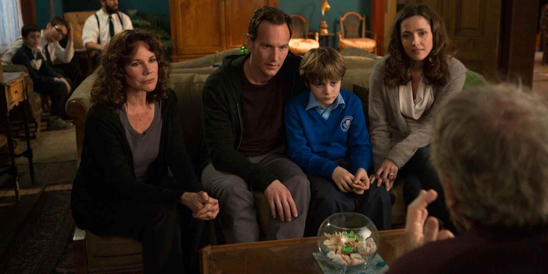 La famille Lambert assise sur un canapé dans Insidious : Chapitre 2