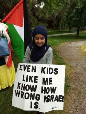 Un participant au rassemblement de la Journée Al-Quds 2018 à Toronto.  Le plus récent rassemblement de ce type à Toronto, qui a rassemblé dimanche une centaine de marcheurs, comprenait des chants appelant à la destruction d'Israël.  Dans une chronique récente du National Post, Raheel Raza a condamné l'événement, d'autant plus qu'il se produit pendant le Ramadan, une période où la colère et les conflits sont censés être maîtrisés.  