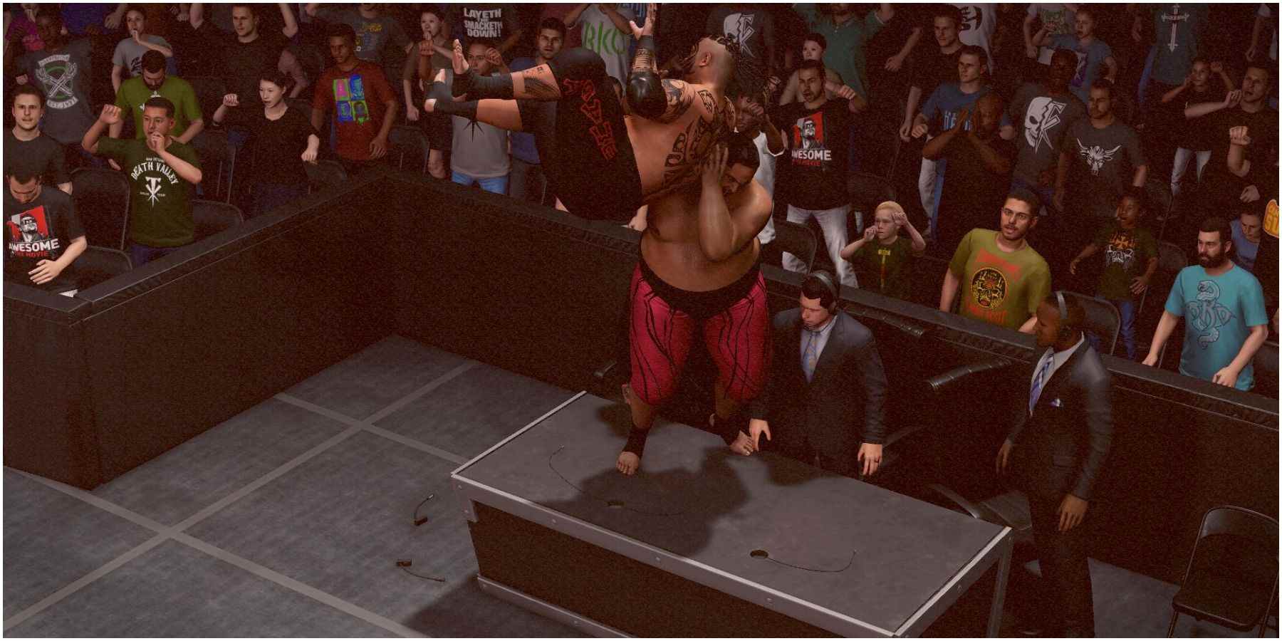 WWE 2K22 Yokozuna claque Umaga à travers la table des annonces