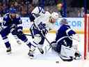 Andrei Vasilevskiy du Lightning de Tampa Bay arrête un tir de Kyle Clifford des Maple Leafs de Toronto à l'Amalie Arena le 21 avril 2022 à Tampa, en Floride. 