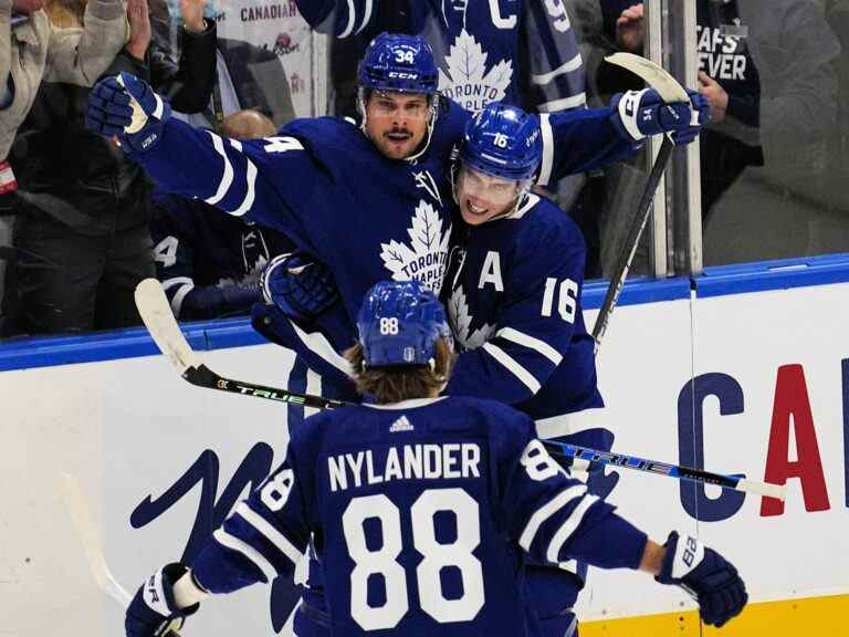 Les Maple Leafs enflammés aplatissent Bolts dans le premier match