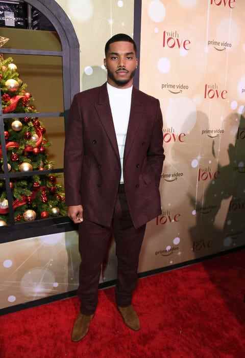 rome flynn assiste à la première vidéo du tapis rouge pour la nouvelle série de vacances rom com avec amour à neuehouse los angeles le 09 décembre 2021 à hollywood, californie