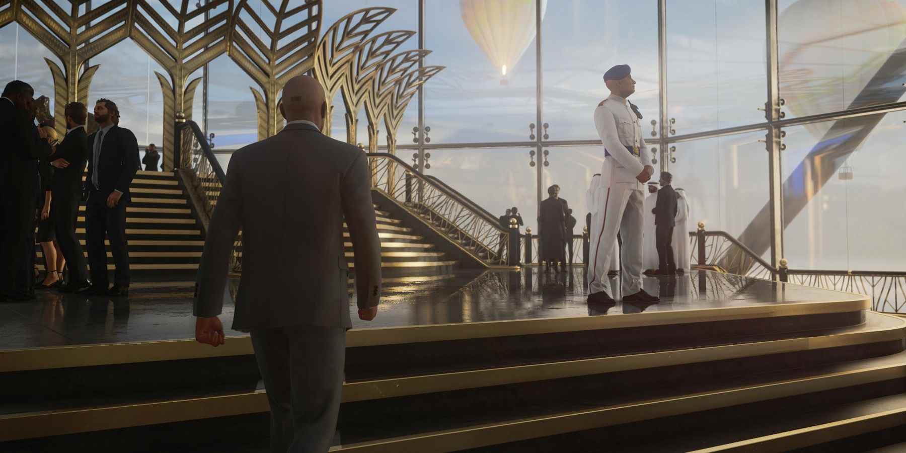 Une image de Hitman 3 montrant l'agent 47 montant des escaliers sophistiqués.