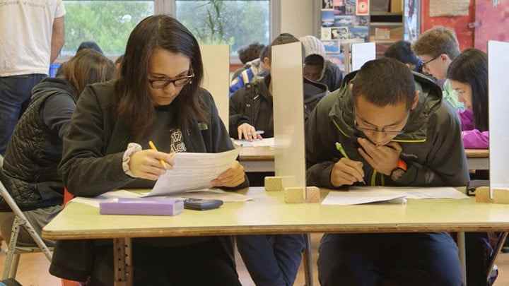 Deux étudiants étudient dans Try Harder!