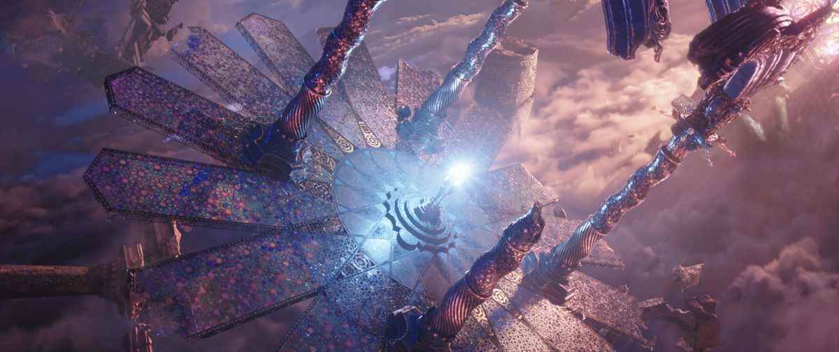 Une vue CGI rose et violet vue à travers une inclinaison hollandaise, montrant une lumière bleu-blanc brillant sur un socle entouré de minarets étroits et tordus dans Doctor Strange in the Multiverse of Madness.