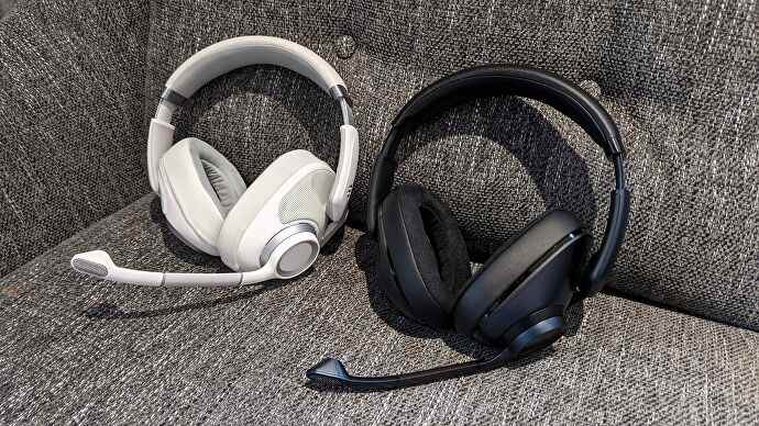 Les versions à dos ouvert et à dos fermé du casque de jeu EPOS H6Pro sont assises l'une à côté de l'autre.