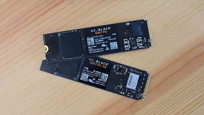 Le SSD WD Black SN770 à côté du WD Black SN750 SE.