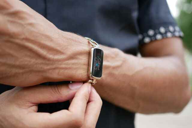 Le Fitbit Luxe est un <a href=