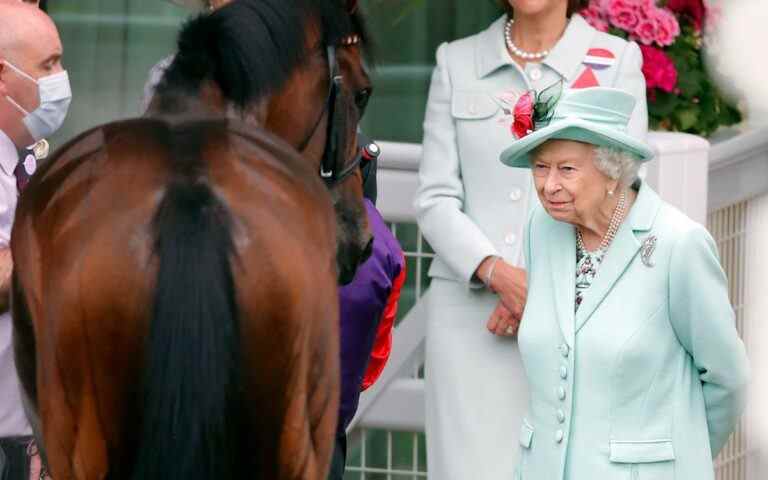 Les espoirs de Queen de gagner le Platinum Jubilee Epsom Derby sont anéantis alors que les chevaux se retirent