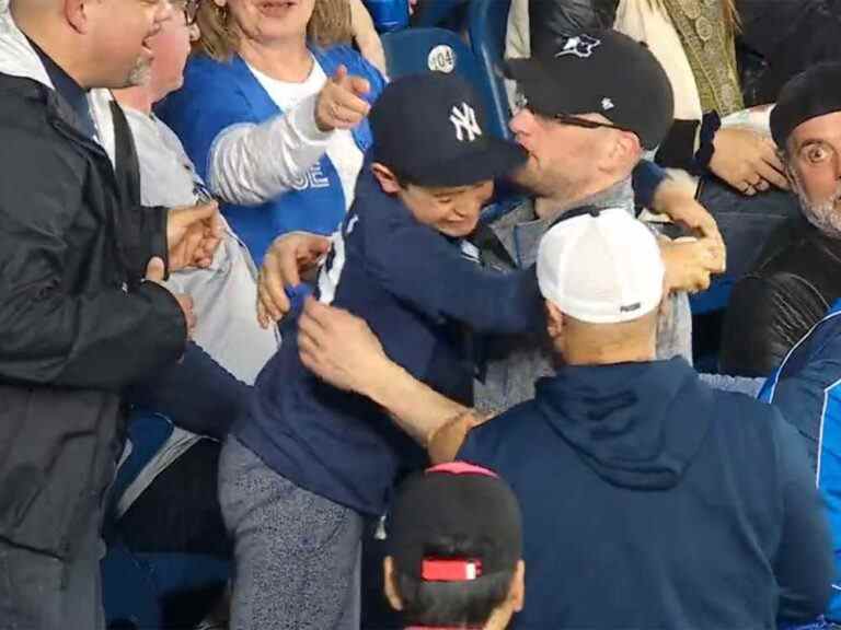 GESTE RÉCHAUFFANT AU CŒUR: un fan des Blue Jays donne un ballon de circuit à de jeunes Yankees purs et durs