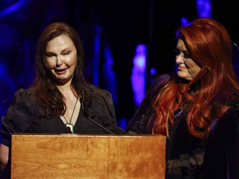 Lors de l’intronisation au Temple de la renommée, Wynonna et Ashley Judd rendent hommage à maman Naomi