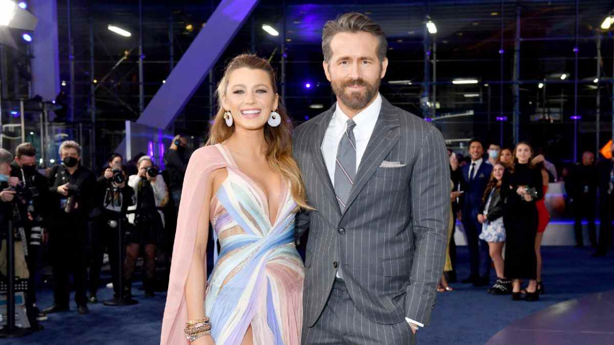 Blake Lively a surpassé Ryan Reynolds sur le tapis rouge du Met Gala avec une robe réversible
