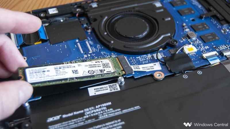 Retirez le SSD de la fente