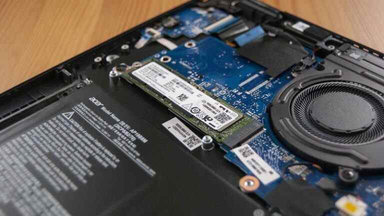 Comment mettre à niveau le SSD dans le TravelMate P6 d’Acer