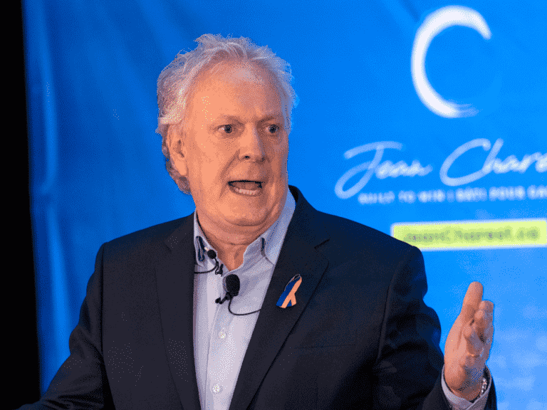 Jean Charest propose une «approche réaliste» pour atteindre des émissions nettes nulles et reçoit des critiques mitigées