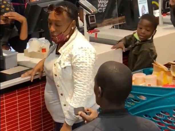 NOT LOVIN ‘IT: La demande en mariage d’un homme rejetée dans un McDonald’s très fréquenté