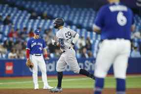 Aaron Judge des Yankees de New York a fait le tour des buts lors d'un coup de circuit en solo en sixième manche contre les Blue Jays au Rogers Centre.  COLE BURSTON/GETTY IMAGES