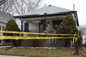 Une bande jaune de la police est diffusée dimanche autour d'une maison de la rue Essex à Sarnia.  La police de Sarnia enquête sur la mort de Sue Elin Lumsden, âgée de 66 ans, qui y vivait seule.