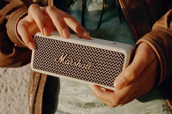 Enceinte Bluetooth Marshall Emberton II vu en Crème.