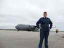 Le sergent des cadets de l'air.  Johnathan Kerepcich, 16 ans, aux côtés du Canadian Armed Forced Globemaster qui s'est envolé pour Londres samedi.  Environ 650 cadets de toute la région sont venus à Londres pour voir le plus gros avion de transport de la flotte canadienne.  (JANE SIMS, The London Free Press)