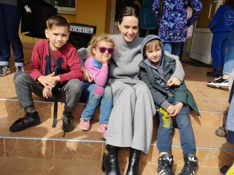 Angelina Jolie fond en larmes en rencontrant des enfants ukrainiens