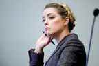 Amber Heard écoute dans la salle d'audience du tribunal de circuit du comté de Fairfax à Fairfax, en Virginie, le 2 mai 2022.  