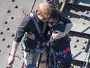 Le prince Harry au grand cœur fait un câlin à la veuve de guerre australienne Gwen Cherne.  Il a balayé ses maîtres quand ils voulaient qu'il avance.