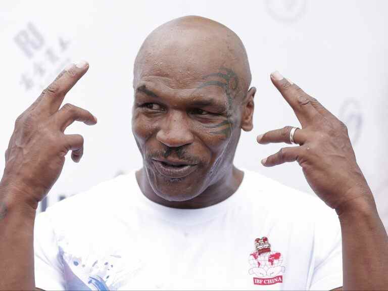 Une femme agite un doigt sur le visage de Mike Tyson : vidéo