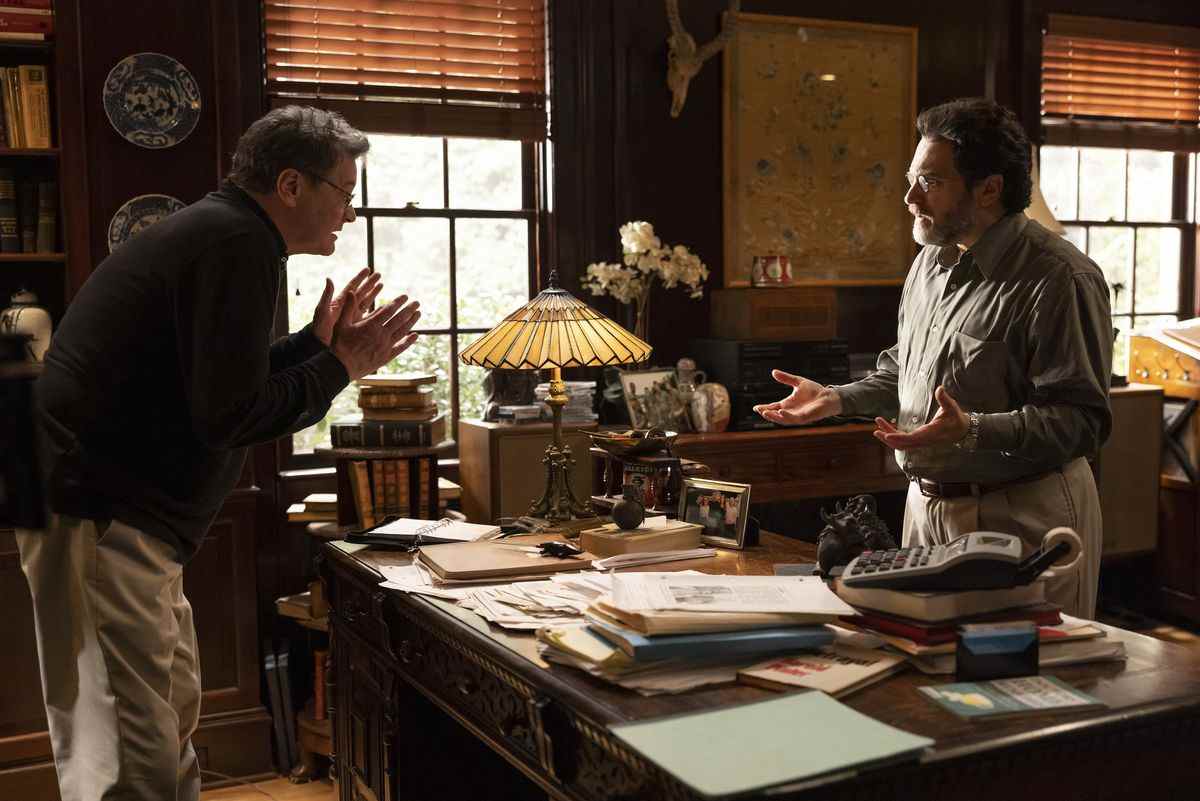 Colin Firth se disputant avec Michael Stuhlbarg dans une image de The Staircase