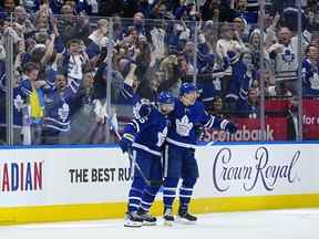 L'attaquant des Maple Leafs de Toronto Michael Bunting (58 ans) célèbre son but contre le Lightning de Tampa Bay avec le défenseur des Maple Leafs de Toronto Mark Giordano (55 ans) au cours de la deuxième période du deuxième match du premier tour des séries éliminatoires de la coupe Stanley 2022 à la Scotiabank Arena.