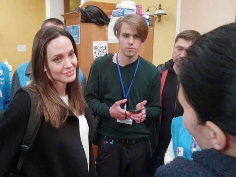 Angelina Jolie en visite en Ukraine, rencontre des personnes déplacées par la guerre