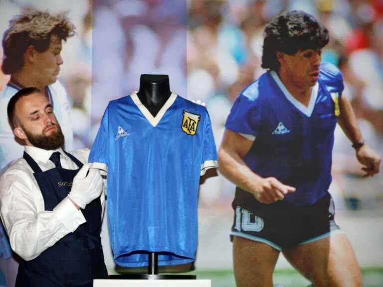 Le maillot « main de Dieu » de Diego Maradona se vend pour un record de 11,3 millions de dollars