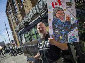 Jim Kerr avec son bus 