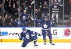 Mitch Marner (à gauche) des Maple Leafs célèbre avec Auston Matthews après avoir marqué un but contre le Lightning de Tampa Bay lors du premier match de la première ronde des séries éliminatoires de la Coupe Stanley au Scotiabank Arena le lundi 2 mai 2022. 