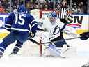 Le gardien de but du Lightning de Tampa Bay Andrei Vasilevskiy (88) fait un arrêt sur l'attaquant des Maple Leafs de Toronto Alexander Kerfoot (15) dans le premier match du premier tour des séries éliminatoires de la Coupe Stanley 2022 à la Scotiabank Arena. 